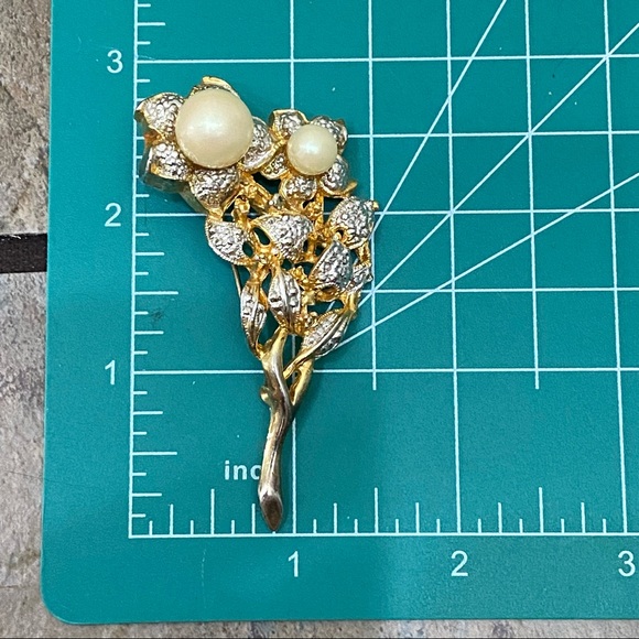 Vintage Unsigned Faux Pearl Flower Bouquet Brooch - Picture 6 of 10